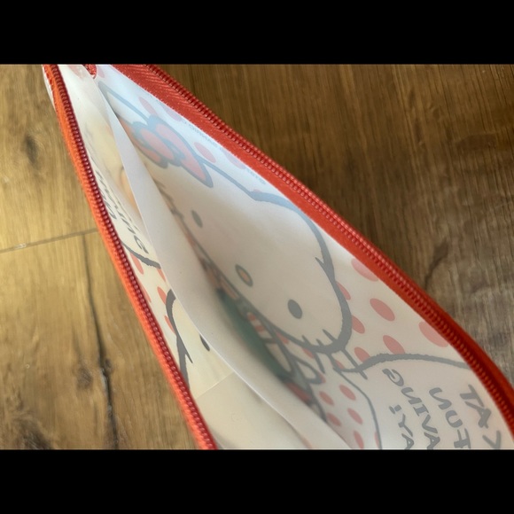 HELLO KITTY-NWT Plastic Zipped Pouch - Picture 3 of 7